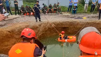 Cảnh sát đặt thiết bị ghi hình dưới nước, tìm kiếm nạn nhân sụp “hố tử thần”