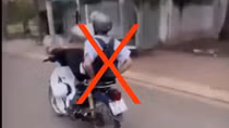 Xử lý nam sinh lớp 10 buông tay điều khiển xe máy bằng 2 chân