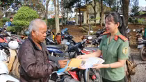 Nữ Thượng úy Công an học tập và làm theo lời Bác Hồ dạy