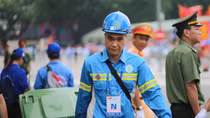 Công nhân vệ sinh môi trường không ngại vất vả giữ cho đường phố sạch đẹp