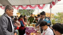 Trường Cao đẳng CSND I và Bệnh viện Đại học Y Hà Nội khám bệnh, phát thuốc miễn phí cho bà con vùng núi