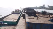 Bắt quả tang 2 đối tượng mua bán cát trái phép trên sông Hậu