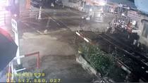 Hai nữ nhân viên cứu thanh niên phi xe máy húc đổ đường ngang thoát nạn