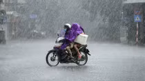 Miền Bắc mưa như trút nước, trời mát mẻ