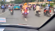 CSGT mở đường đưa bé 2 tháng tuổi sốt cao, nghi nhiễm khuẩn đến bệnh viện