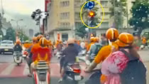 Đoàn xe Vespa của công ty du lịch chở khách ngang nhiên vượt... đèn đỏ