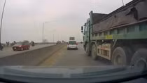 Tìm người liên quan vụ Howo chèn ép ô tô con trên cầu vượt Bắc Hồng