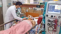 Cuối năm, gia tăng ngộ độc vì uống phải rượu rởm