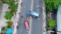 Xe tải lật ngang trên cầu Chữ Y