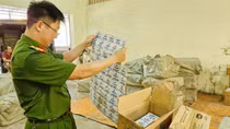 Chặt đứt đường dây buôn bán kem đánh răng, dầu gội, nước xả giả mạo các nhãn hiệu