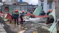 Vì sao lốc xoáy liên tiếp xuất hiện trong bão số 10?