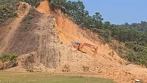 Doanh nghiệp bạt đồi khai thác đất lậu để thi công dự án đường giao thông