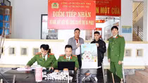Đổi vũ khí, vật liệu nổ lấy lịch Tết và bình chữa cháy