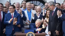 Tổng thống Trump ký thông qua siêu luật chi tiêu công "lớn và đẹp"