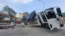 Xe tải sụt hố sâu hơn 1m ở Hà Nội