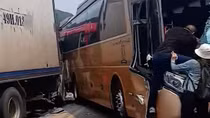 Xe tải, xe khách "dồn toa" trên cao tốc Nội Bài - Lào Cai, 3 người bị thương