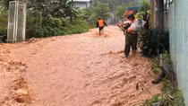 Công an Điện Biên hỗ trợ nhân dân ứng phó mưa lũ, sạt lở đất