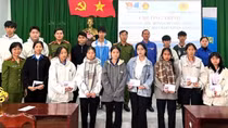 Trao tặng quà cho học sinh có hoàn cảnh khó khăn dịp Tết đến Xuân về
