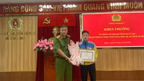 Khen thưởng tài xế dũng cảm ngăn chặn vụ gây rối