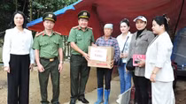 Thắm đượm nghĩa tình Cục Ngoại tuyến với người dân vùng lũ