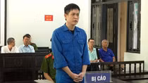 Chiếm đoạt tiền công ty để đánh bạc qua mạng