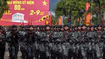 Cận cảnh thao trường hợp luyện diễu binh đi đều, đi nghiêm ở Hoà Lạc