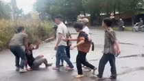 Mâu thuẫn khi lùi ô tô, 3 người bị chém trọng thương