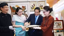 Thủ tướng Phạm Minh Chính và Thủ tướng Thái Lan thưởng lãm các sản phẩm thủ công