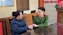 Thiếu uý Công an hồi sức tim phổi cứu nạn nhân bất tỉnh giữa đường
