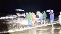 Chìm tàu du lịch tại Thiên Cầm, 34 người nhảy xuống biển trong đêm