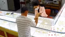 Bà chủ nhảy qua tủ kính chặn bắt tên cướp giật tiệm vàng