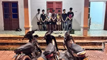 Mang kiếm và vỏ chai bia ném vào nhà dân, quay clip đưa lên mạng