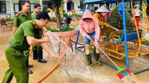 Tỏa sáng hình ảnh người chiến sĩ Công an đồng hành cùng người dân sau lũ dữ