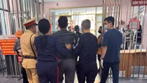 Người đàn ông vỡ tĩnh mạch được CSGT dùng xe đặc chủng đưa đi cấp cứu