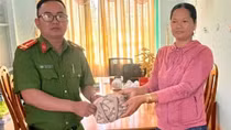 Công an xã trả chiếc túi xách có nhiều tài sản cho người đánh rơi