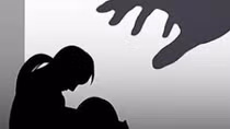 Phát hiện người phụ nữ bị vợ hành hung, chồng điện báo Công an