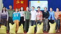 Công an tỉnh Cà Mau tặng gần 9 tấn gạo gia đình chính sách, hộ nghèo