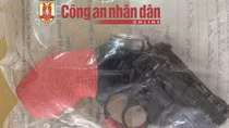 Thủ súng phòng thân, ra đường gặp tổ tuần tra