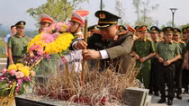 Bộ trưởng Tô Lâm dâng hương, dâng hoa tại Đền thờ liệt sĩ Chiến trường Điện Biên Phủ