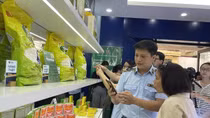 Mở cửa phòng trưng bày gạo, sữa, nước uống... thật- giả