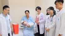 Những chiến sĩ blouse trắng xuyên Tết phục vụ nhân dân