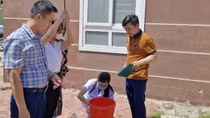 Lấy mẫu xét nghiệm nguồn nước nơi chung cư có 59 người dân bị tiêu chảy