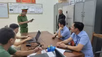 Mẫu thuẫn trong lúc nói chuyện, anh trai dùng dao chém em