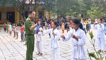 Cán bộ Công an xã miền núi vận động, giúp đỡ học sinh nghèo