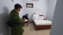 Tiếp viên karaoke kiêm môi giới mại dâm