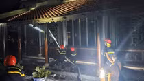 Cảnh sát nỗ lực dập tắt vụ cháy tại một ngôi chùa cổ ở Huế