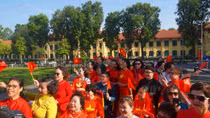 Hàng trăm hành khách mặc áo dài đi xe buýt trên phố