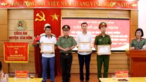 Giám đốc Công an tỉnh Quảng Ninh trao giấy khen cho các cá nhân cứu người bị đuối nước