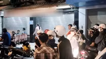 Công an khám xét một tiệm vàng ở Cà Mau