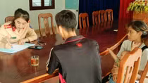 Gia đình có con nhỏ 4 lần bị đuổi xuống xe khách, được Công an giúp đỡ về quê